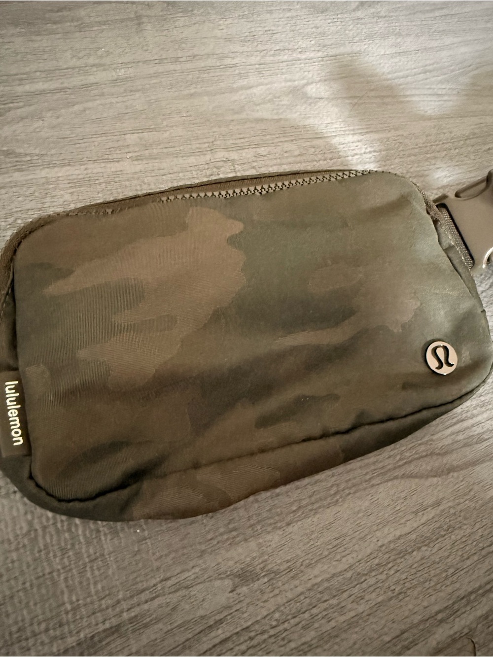 Lululemon Everywhere belt bag Olive Green Camo 1L